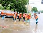 冒雨坚守岗位 守护城市安全